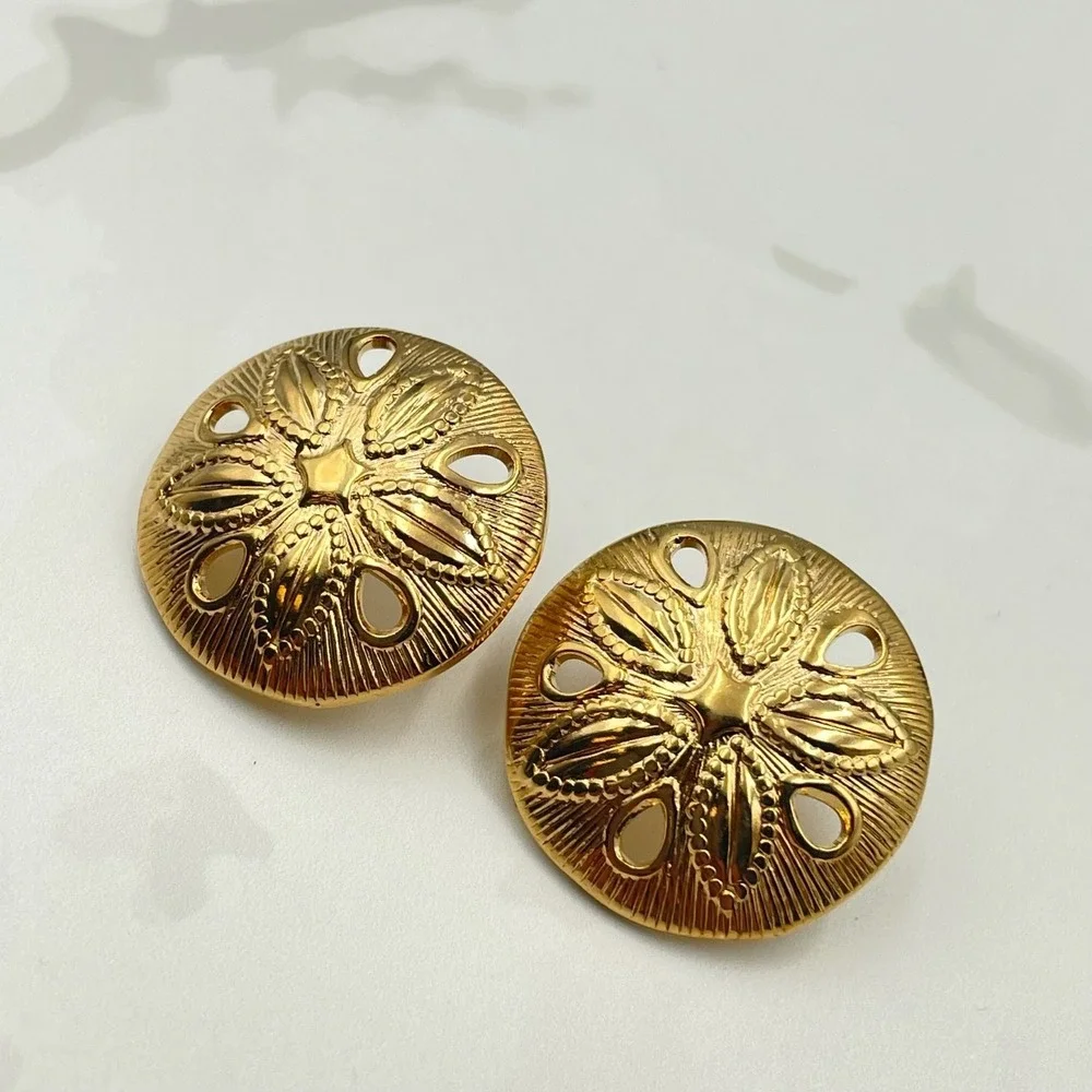 Vintage VTG Gold Tone‎ Sand Dollar Earrings Post Back Beach Sea Life Jewelry